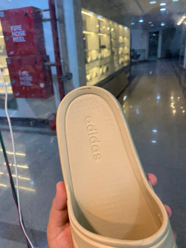 ⁦شبشب رجالي Adidas بيج⁩ - الصورة ⁦2⁩